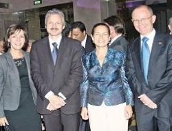 Yardımlar Pakistan'a akıyor