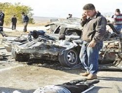 Sanatçılar düğün yolunda can verdi
