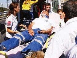 Otomobil ambulansa çarptı