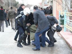 Okulda kapıları kırdılar!