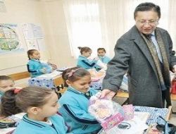 Başkandan öğrencilere diş macunu ve fırça