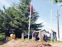 Şehit mezarlarına bayrak dikildi