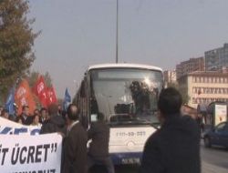 Ankara'da EGO otobüsü eylemcilerin içine daldı 