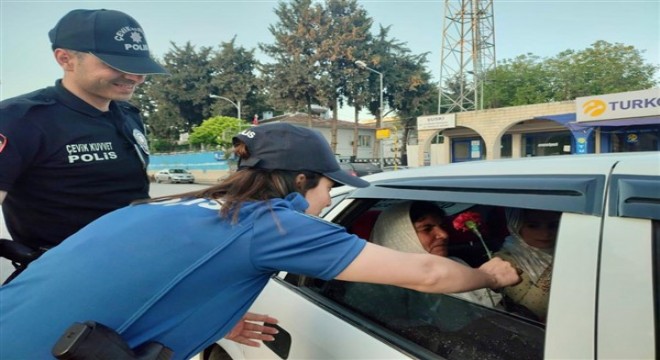 Anneler Günü'nde polisler karanfil dağıttı