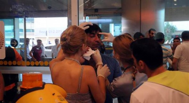 Atatürk Havalimanı'nda valiz arama kavgasında gümrük memuru kaşından yaralandı