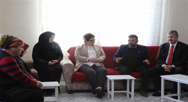 Bakan Yanık'tan Azra Gülendam Haytaoğlu'nun ailesine ziyaret