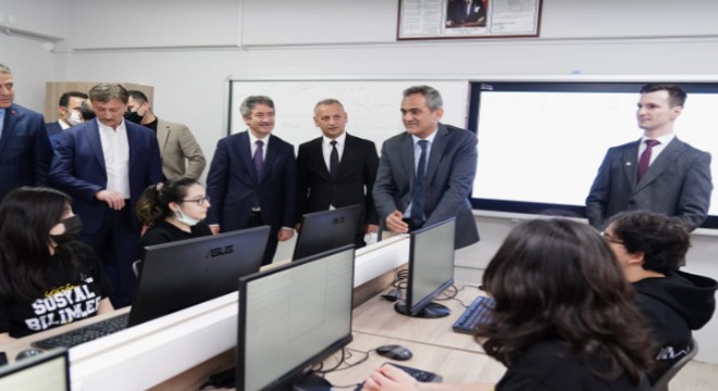 Bakan Özer, İstanbul'da okul ziyaretlerinde bulundu