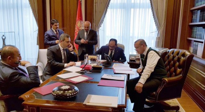Cumhurbaşkanı Erdoğan-Trump görüşmesindeki fotoğrafta dikkat çeken ayrıntılar: Anıt, tank ve sancak