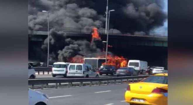 İstanbul'da metrobüs yangını