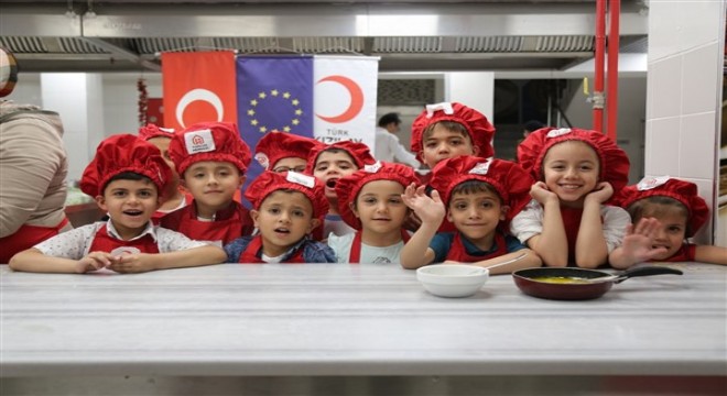 Kızılay'ın şefkat eli çocuklara uzanıyor