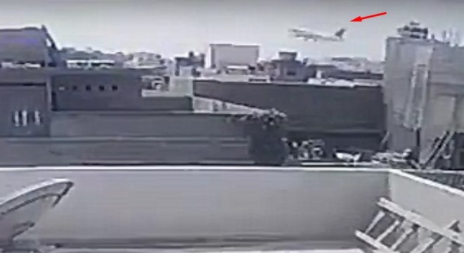 Pakistan'da yolcu uçağının düşme anı güvenlik kameralarına yansıdı